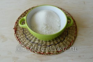 Кокосовый пирог со сливками: Сахар соединить с кокосовой стружкой