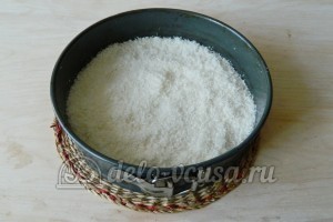 Кокосовый пирог со сливками: Добавить сахар с кокосовой стружкой