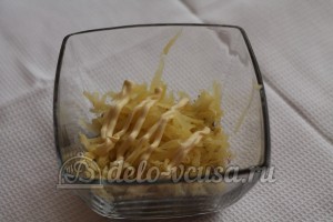 Салат со шпротами и сыром: Натереть картофель