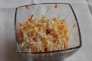 Салат со шпротами и сыром: Измельчить яйца