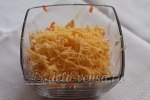 Салат со шпротами и сыром: Натереть сыр крупно