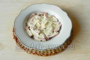 Салат из колбасы, сыра и помидор: Смазать слой майонезом