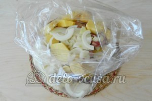 Свиные ребрышки в пакете для запекания: Складываем ребрышки, картофель и лук в пакет