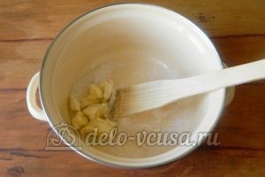 Пирог с ананасами: Соединить сахар и масло