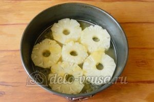 Пирог с ананасами: Залить растопленным маслом