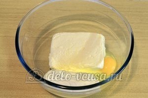 Сырники с курагой: Добавить к творогу яйцо