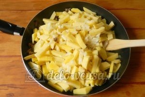 Жареная картошка с шампиньонами: Добавить репчатый лук