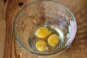 Блинчики с повидлом: Разбить яйца