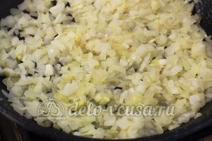 Макароны с овощами и грибами: Обжариваем лук
