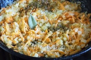 Макароны с овощами и грибами: Добавляем натертую морковь, соль, приправу и лавровый лист