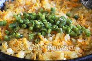 Макароны с овощами и грибами: Отправляем на сковороду порезанную стручковую фасоль