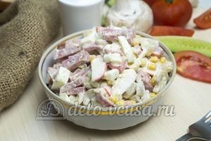 Салат с шампиньонами и колбасой