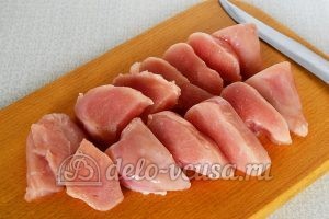 Куриное филе в кляре: Порезать куриное филе