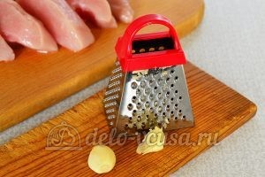 Куриное филе в кляре: Измельчить чеснок