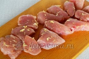 Куриное филе в кляре: Приправить мясо