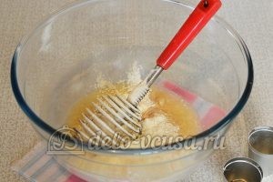 Куриное филе в кляре: Добавить воду и муку