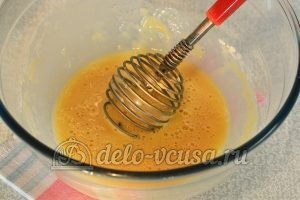 Куриное филе в кляре: Взбить венчиком