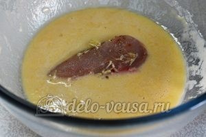 Куриное филе в кляре: Опустить мясо в кляр