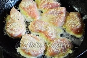 Куриное филе в кляре: Посыпать кунжутом