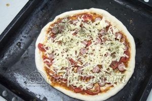 Пицца с сосисками и помидорами: Выкладываем начинку и сыр и отправляем пиццу в духовку