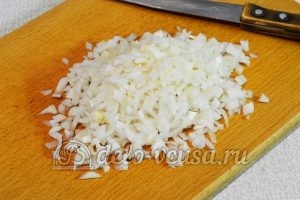 Рисовый суп без мяса: Лук порезать кубиками