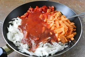 Суп харчо из говядины: Добавляем пюре из слив и томатную пасту