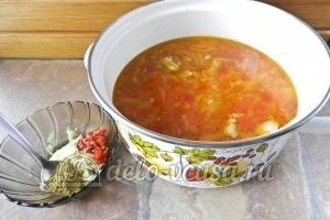 Суп харчо из говядины: Добавляем овощи в бульон, готовим заправку