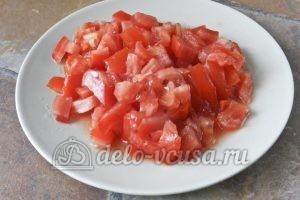 Суп харчо из говядины: Нарезаем кубиками помидоры