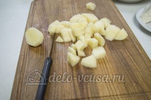 Сырный суп с куриным филе: Нарезаем картофель