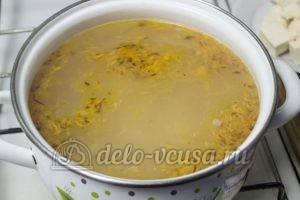 Сырный суп с куриным филе: Добавляем в суп курицу, морковь и лук