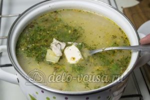 Сырный суп с куриным филе: Добавляем в суп зелень и сыр