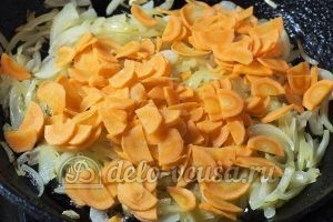 Жареные кабачки с морковью: Добавить морковь