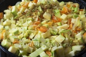 Жареные кабачки с морковью: Добавить специи