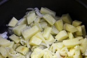 Суп-пюре из зеленого горошка: Обжариваем лук и картошку