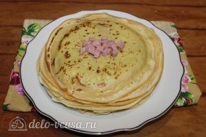 Блины с ветчиной и сыром: На блин кладем начинку