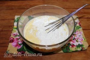 Блины с ветчиной и сыром: Добавить часть муки