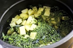Крем-суп из брокколи: Варим картофель и капусту