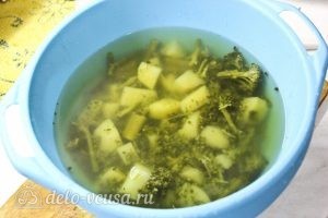 Крем-суп из брокколи: Переливаем бульон