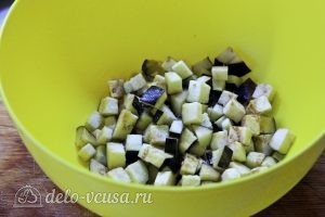 Курица с овощами в горшочках: Присыпаем баклажанные кубики солью
