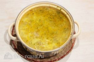 Суп с лапшой: Снимаем готовый суп с плиты