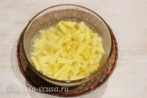 Суп с лапшой: Чистим и нарезаем картофель