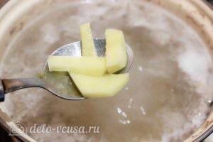 Суп с лапшой: Добавляем картофель в бульон