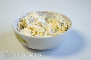 Картофельная запеканка с курицей и грибами: К сыру добавить лук и майонез