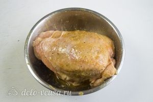 Куриная грудка в духовке: Натираем курицу маринадом