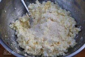 Сырники с изюмом и манкой: Перемешать и добавить манку