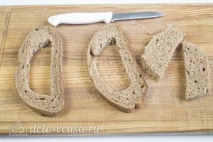 Яйцо с сыром в хлебе: Вырезаем мякиш в хлебе