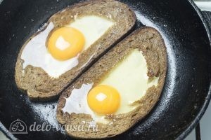 Яйцо с сыром в хлебе: Выливаем яйца