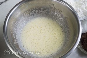 Муссовый торт с пралине: Взбиваем яйцо с сахаром
