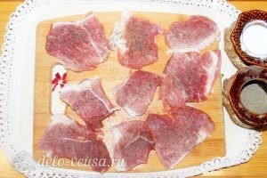 Свиные отбивные в панировке: Натираем мясо солью и перцем