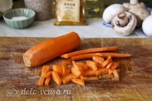 Плов с грибами: Нарезать морковь